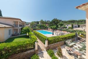 Hotel Brin d'Azur - Saint Tropez في سانت تروبيز: صورة فيلا بمسبح