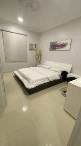 1 dormitorio con 1 cama grande en una habitación en شقه حديثه بالقرب من المسجد النبوي غرفتين وصاله ومطبخ وحمام تتسع لخمس اشخاص en Medina