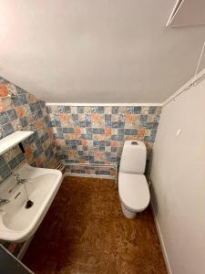 Et badeværelse på Åndalsnes Budget Stay - 1 Room in Shared Loft