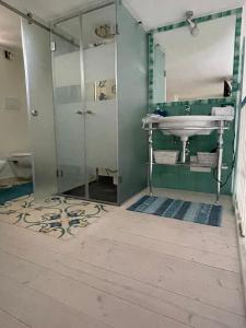 uma casa de banho com um lavatório e um espelho em Dimora Sorrento em Sant'Agnello