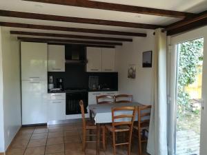 Kuchyň nebo kuchyňský kout v ubytování 4. Ty gevred à 500m de l'océan + 22 fotografií