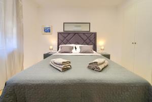 ein Schlafzimmer mit einem Bett mit zwei Handtüchern darauf in der Unterkunft Apartment Paty in Krk