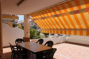 a table and chairs on a balcony with a view at Bali Solo Familias Serviplaya in Playa de Xeraco