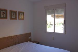 a bedroom with a bed and a window at Bali Solo Familias Serviplaya in Playa de Xeraco +63 photos