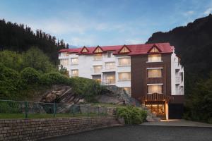 un gran edificio en la cima de una montaña en Bookmark Resorts, Manali, en Manali
