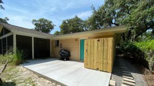 uma casa com um alpendre com uma porta de madeira em A TOUCH OF TUSCANY home em Jekyll Island