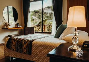 Habitación de hotel con cama y ventana en Inti Kamari Wellness Lodge & Convention Center, en Santa Isabel