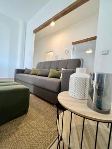 uma sala de estar com um sofá e uma mesa em Villa Paladino em Ioppolo