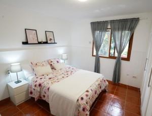 1 dormitorio blanco con 1 cama y 2 ventanas en Apartamento en Icod de los Vinos centrico del pueblo, terraza con aparcamiento cerca, en Icod de los Vinos