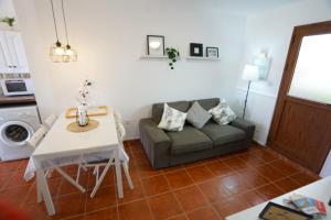 sala de estar con sofá y mesa en Apartamento en Icod de los Vinos centrico del pueblo, terraza con aparcamiento cerca, en Icod de los Vinos