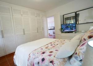 1 dormitorio con 1 cama y TV de pantalla plana en Apartamento en Icod de los Vinos centrico del pueblo, terraza con aparcamiento cerca, en Icod de los Vinos