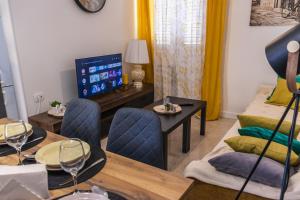 Televízia a/alebo spoločenská miestnosť v ubytovaní Apartman Luma