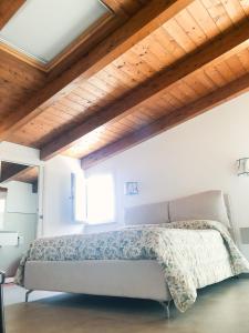 um quarto com uma cama num quarto com tectos em madeira em "La casa di Ale" MODERN SUITE em Mondragone