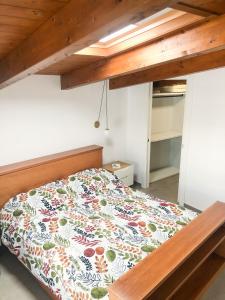 um quarto com uma cama num quarto em "La casa di Ale" MODERN SUITE em Mondragone