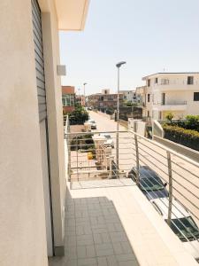 uma vista para uma varanda de um edifício em "La casa di Ale" MODERN SUITE em Mondragone