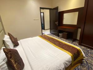 برج الذهبيه في عَفيف: غرفة نوم مع سرير في غرفة مع مرآة