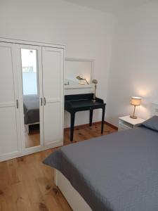 een slaapkamer met een bureau en een bed en een bureau bij TRAVERSA I APARTMENT in Bari