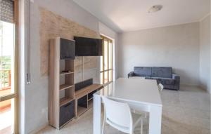 Marina di StrongoliにあるAmazing Apartment In Marina Di Strongoli With Wifiのリビングルーム(白いテーブル、ソファ付)