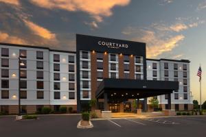 uma vista para um hotel com um edifício em Courtyard Louisville Airport em Louisville