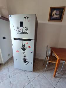 een koelkast met stickers op de tafel bij Villa Emilia in San Salvo