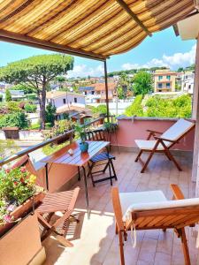 patio con mesa y sillas en el balcón en Anzio Paradise en Anzio