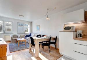 a kitchen and a living room with a table and chairs at Strandnähe! Moderne 3 Zimmer Ferienwohnung!! in Bansin