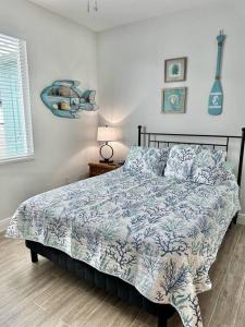 Posteľ alebo postele v izbe v ubytovaní Teal Paradise - Brand New Villa in NW Cape Pool spa and water view