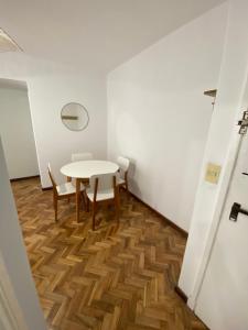 una mesa y sillas en una habitación con suelo de madera en Hermoso con la mejor ubicación en Buenos Aires