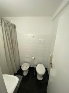 a bathroom with a toilet and a bidet and a sink at Hermoso con la mejor ubicación in Buenos Aires