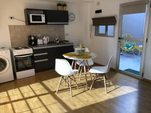 Virtuvė arba virtuvėlė apgyvendinimo įstaigoje Hermoso estudio amoblado con cochera