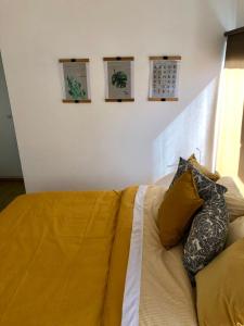 a yellow couch with pillows in a room at Hermoso estudio amoblado con cochera in Buenos Aires