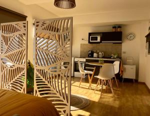 a room with a bed and a kitchen with a table at Hermoso estudio amoblado con cochera MOVISTAR ARENA in Buenos Aires