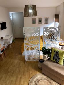 una sala de estar con un sofá y una mesa en Hermoso estudio amoblado con cochera MOVISTAR ARENA, en Buenos Aires