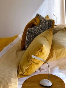 una cama con almohadas y un ratón de ordenador en ella en Hermoso estudio amoblado con cochera MOVISTAR ARENA, en Buenos Aires