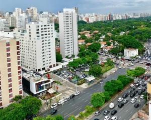 an aerial view of a city with a street and buildings at Belíssimo Flat em Pinheiros in Sao Paulo