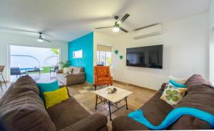 - un salon avec un canapé et une table dans l'établissement Casa Melanie, Alberca y Asador Privados, à Puerto Vallarta