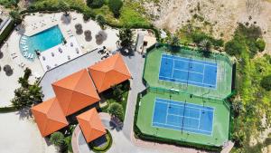 una vista aérea de dos pistas de tenis con dos pelotas de tenis en Bocobay Gold Coast Resort en Palm-Eagle Beach