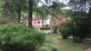 a large house in the middle of a yard at VILLINO AMELIATTE in Cison di Valmarino