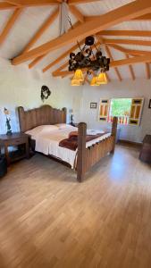 1 dormitorio con 1 cama grande en una habitación en La Kolorina hotel campestre, en Jericó