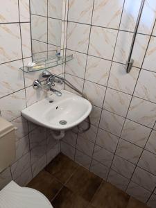 uma casa de banho com um lavatório e um WC em Цвета em Sinemorets