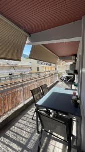 patio con mesa y sillas en el balcón en Seagull center kavala, en Kavala