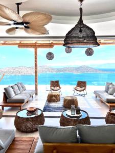 salon z widokiem na ocean w obiekcie New Serenity Art Villa Elounda w Elundzie