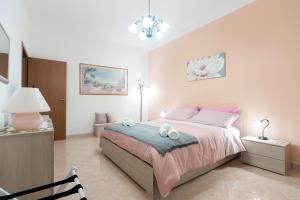 a bedroom with a bed and a lamp and a chair at Nina Home - Selfcheck-in in Canicattini Bagni