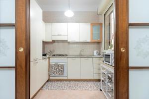 Кухня или мини-кухня в Nina Home - Selfcheck-in
