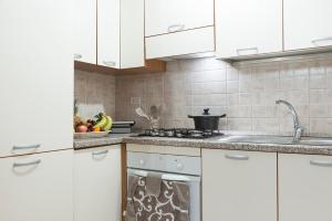 Кухня или мини-кухня в Nina Home - Selfcheck-in
