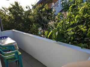 錫內莫雷茨的住宿－Цвета，阳台配有桌椅和植物