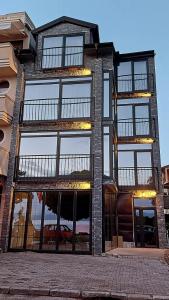 um edifício alto com muitas janelas em Pier 82 Apartments em Ohrid