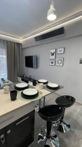 een keuken met een aanrecht met stoelen en borden erop bij Seagull center kavala in Kavala
