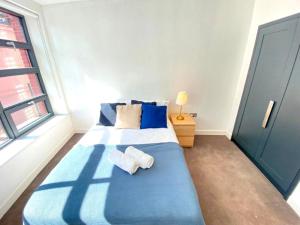 A bed or beds in a room at London Excel City Side Apartment