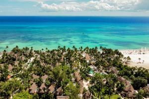 uma vista aérea da praia e do oceano em One Paralia 405 em Playa del Carmen